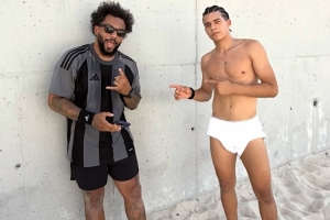 开云电竞账号-看看小孩哥的身材！15岁恩佐换新发型同父亲一起打沙排